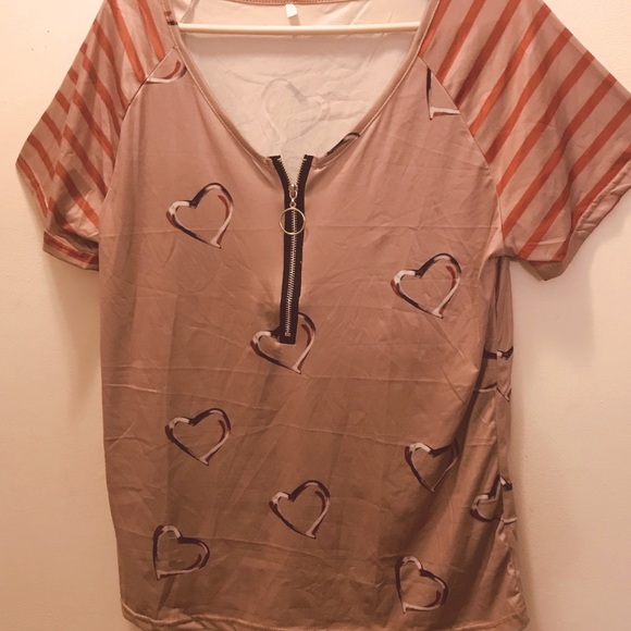 Brand new! Golden heart shaped printed t-shirt! - Picture 2 of 3